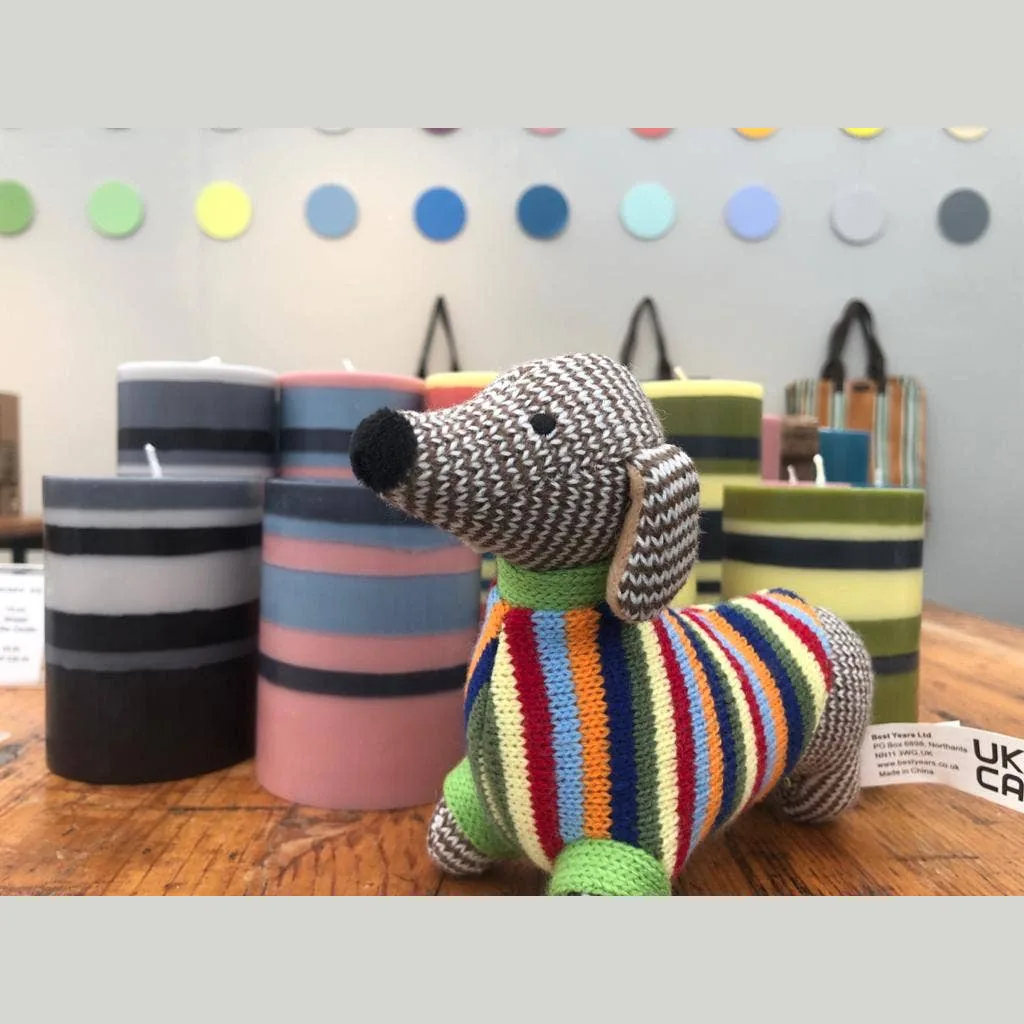 Gestrickte Best Years Ltd Dackel-Rassel mit Regenbogenstreifen